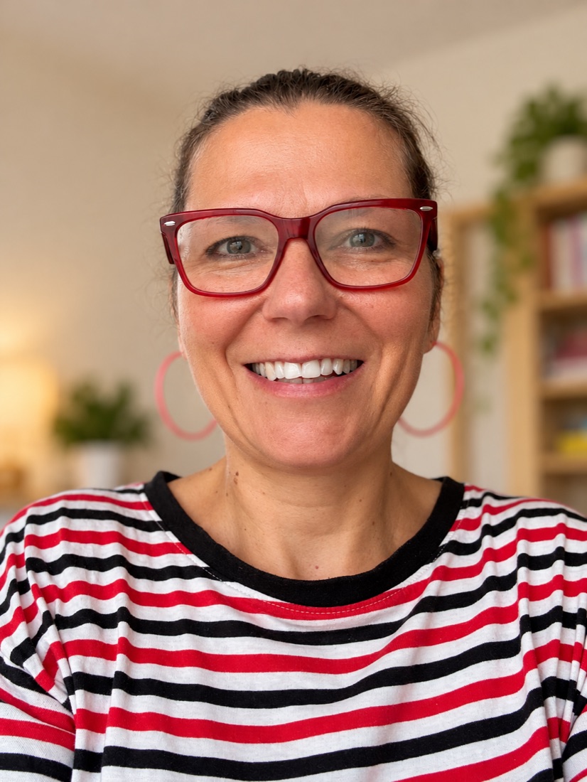Dr. Gabriela Barteska mit roter Brille